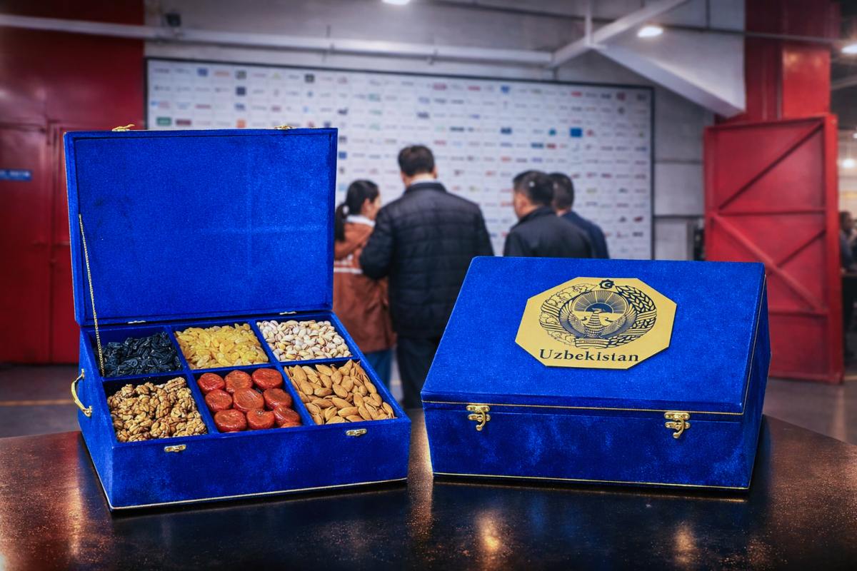 Customer Visit and a Thoughtful Gift of Local Delicacies